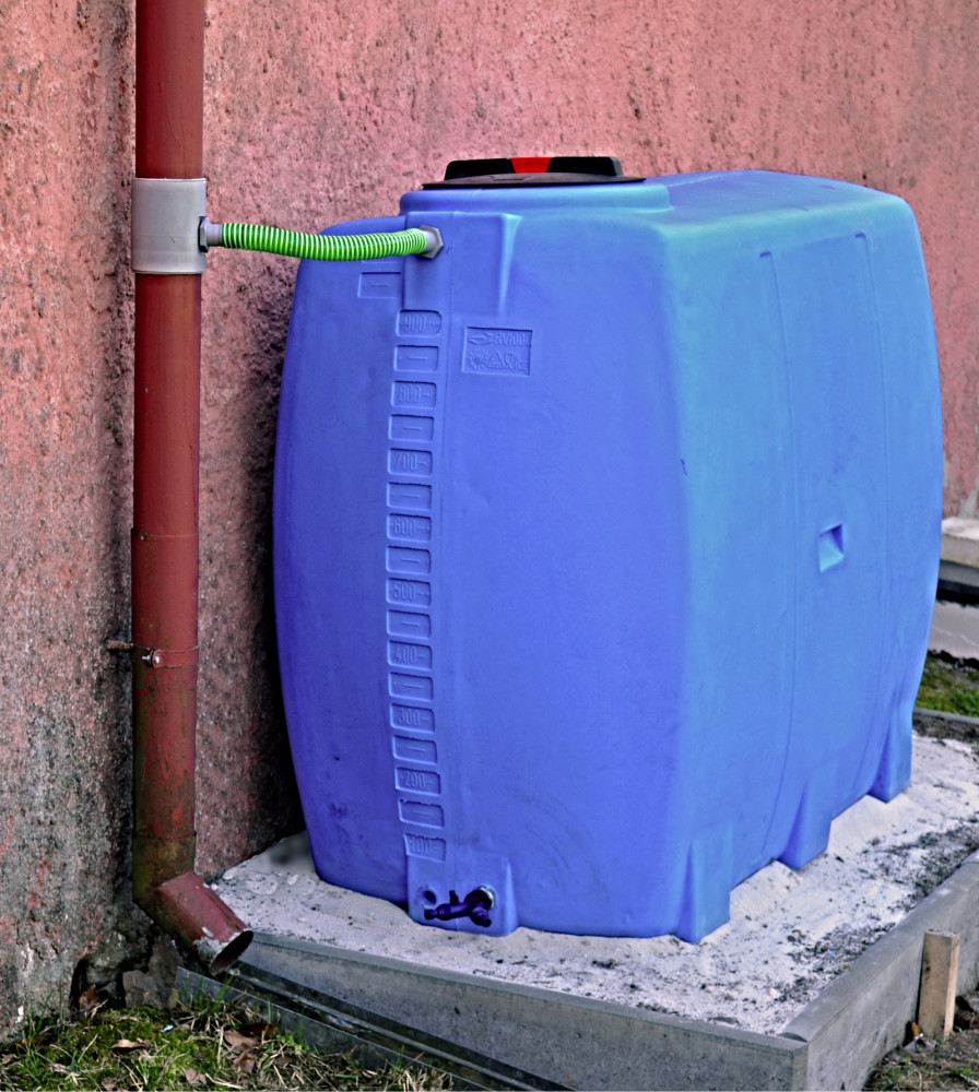 Jak napojit nádrž na přívod vody z okapu a na hadici s čerpadlem?